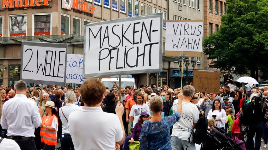 2000 Impfgegner demonstrieren an der Lorenzkirche