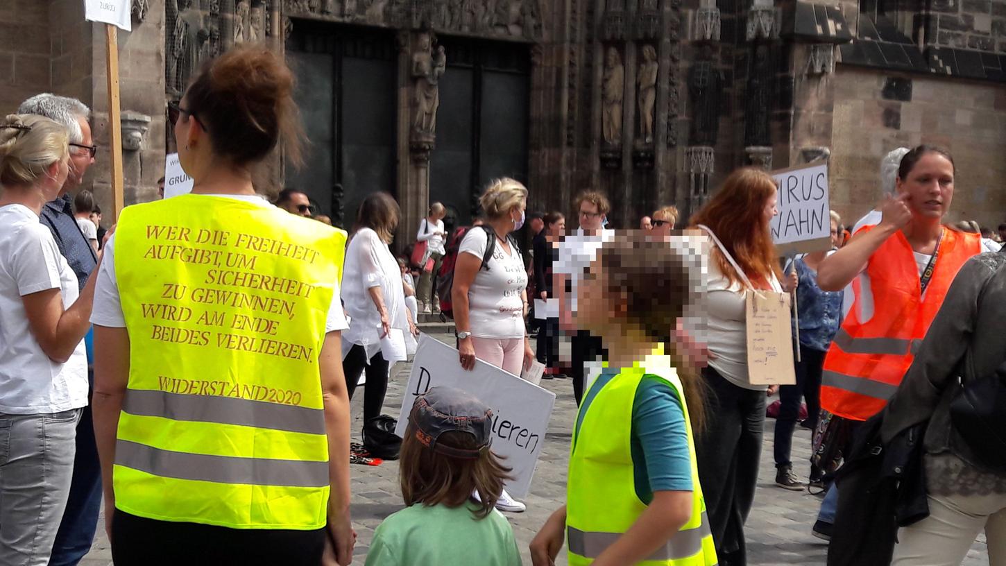 Mehr als 2000 Menschen trafen sich am Samstag an der Lorenzkirche, um gegen eine Impflicht zu demonstrieren.