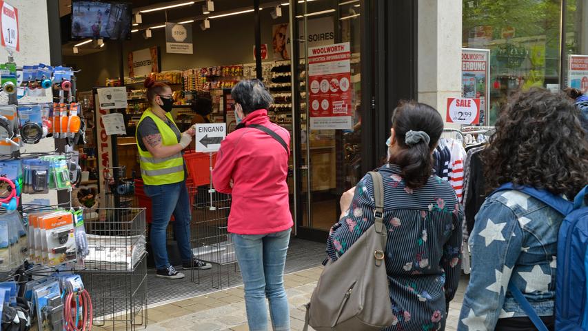 Mit und ohne Mundschutz: Erlanger tummeln sich beim Shoppen in der Stadt