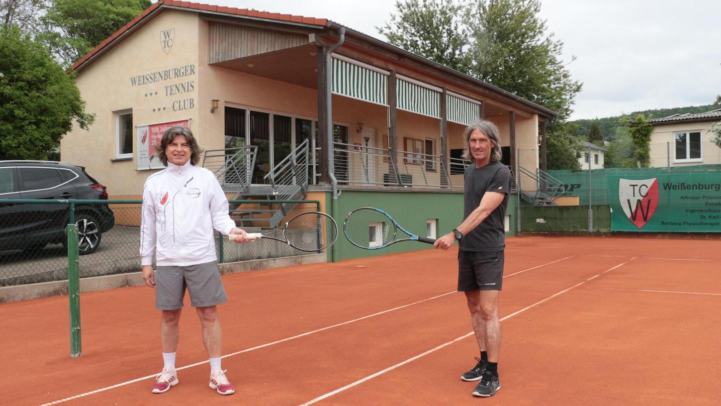 Beim Weißenburger Tennisclubs fiebern Vorsitzender Gustav Albrecht (links) und Trainer Stefan Eggmayer (rechts) dem Saisonstart auf den frisch präparierten Plätzen in dieser Woche ebenso entgegen wie viele Mitglieder.