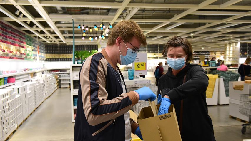 Nach Wiedereröffnung: Schlange stehen bei Ikea in Fürth