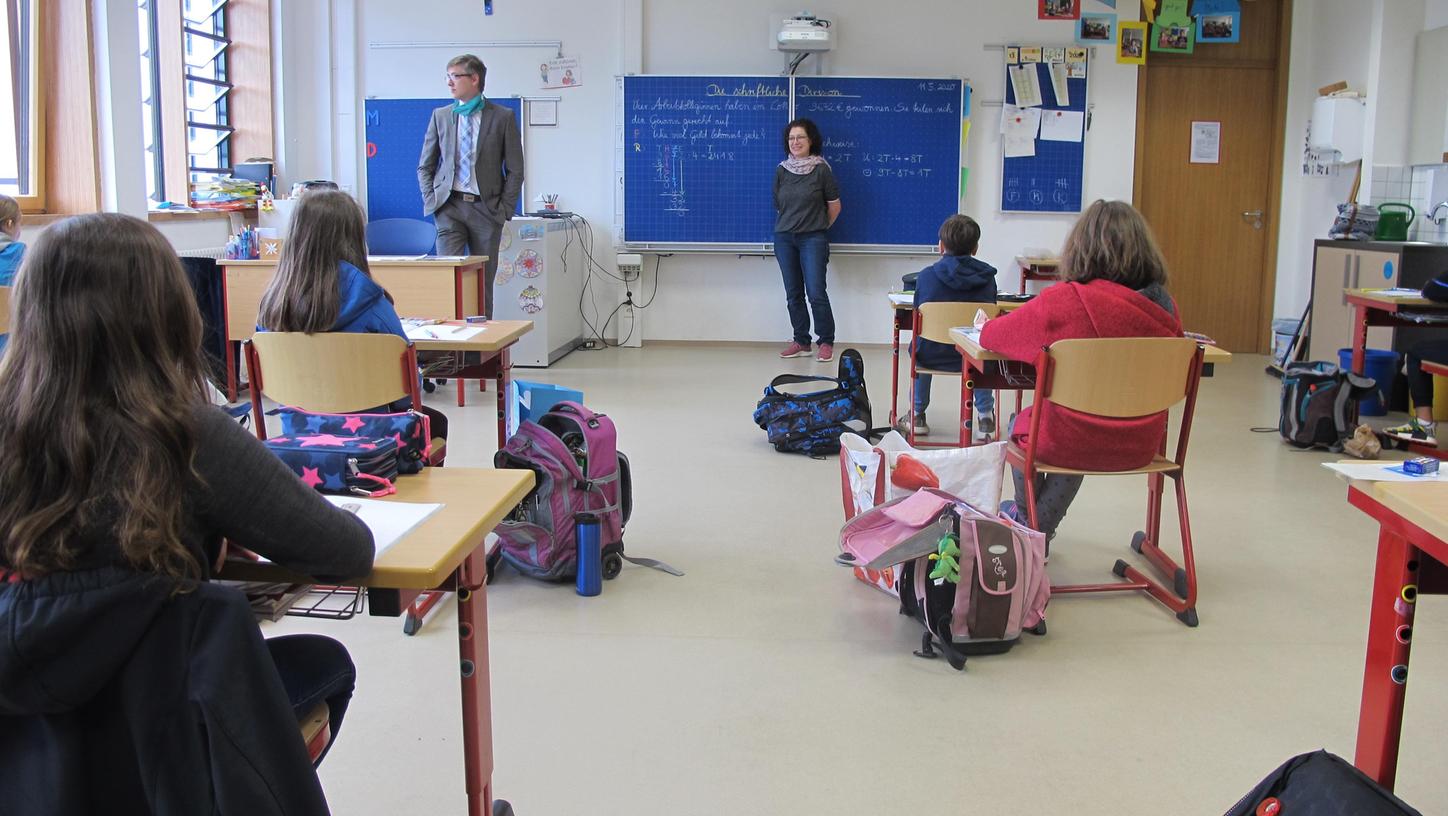 Um die Gesundheit von Schülern und Lehrern nicht zu gefährden, wurden, wie hier in Eggolsheim, die Klassen geteilt und Pausen finden versetzt statt.
Um die Gesundheit von Schülern und Lehrern nicht zu gefährden, wurden, wie hier in Eggolsheim, die Klassen geteilt und Pausen finden versetzt statt.