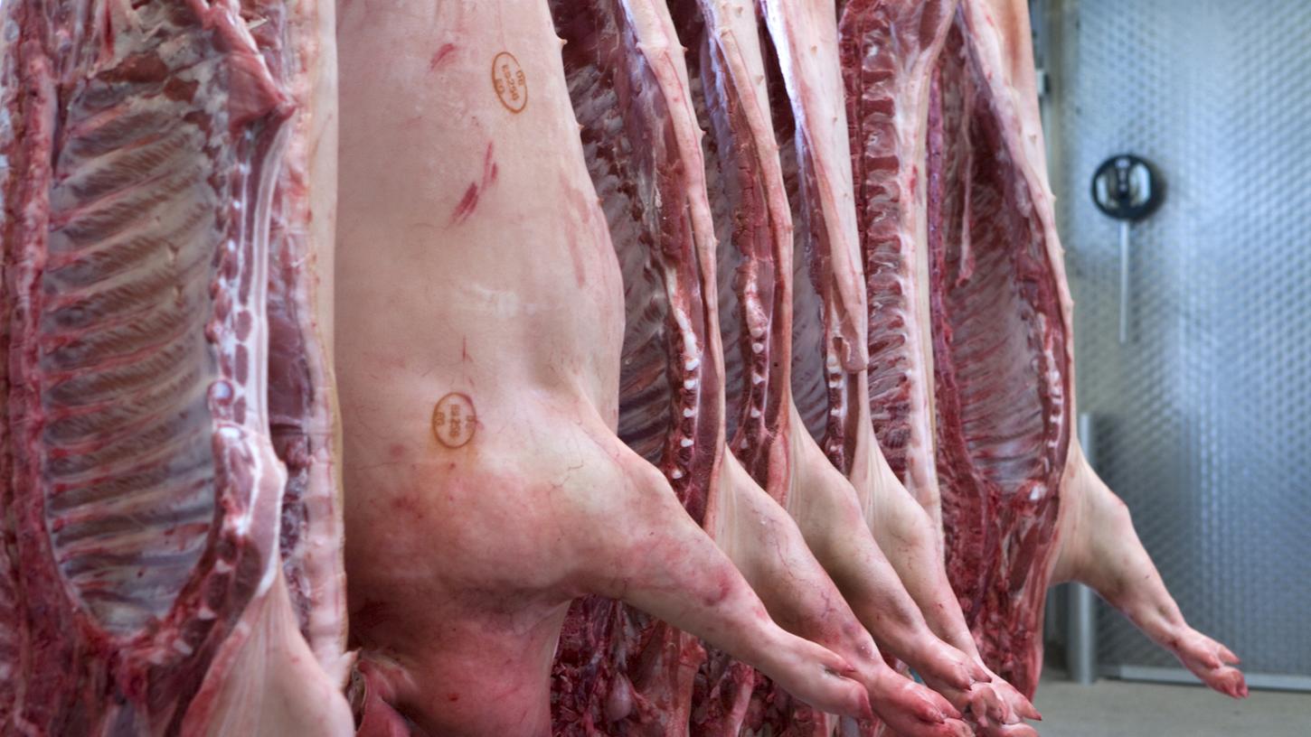 Schweinehälften hängen in einem deutschen Schlachthof. Doch die Industrie muss sich wandeln, kommentiert NN-Redakteur Martin Damerow.