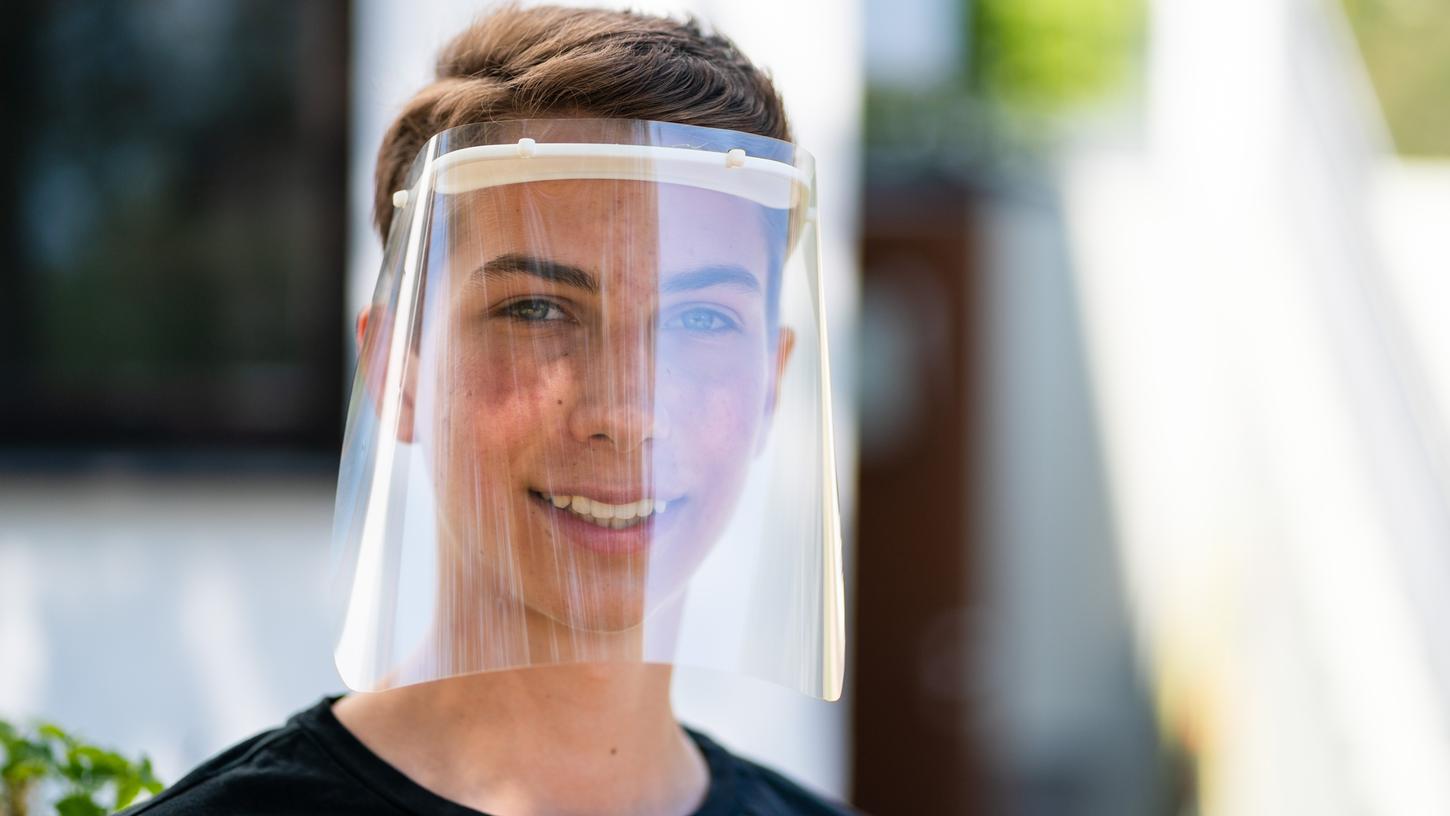 Der Schüler des Markgraf-Georg-Friedrich-Gymnasiums, Bastian Steinlein, trägt ein von ihm mittels 3D-Drucker angefertigtes Faceshield.