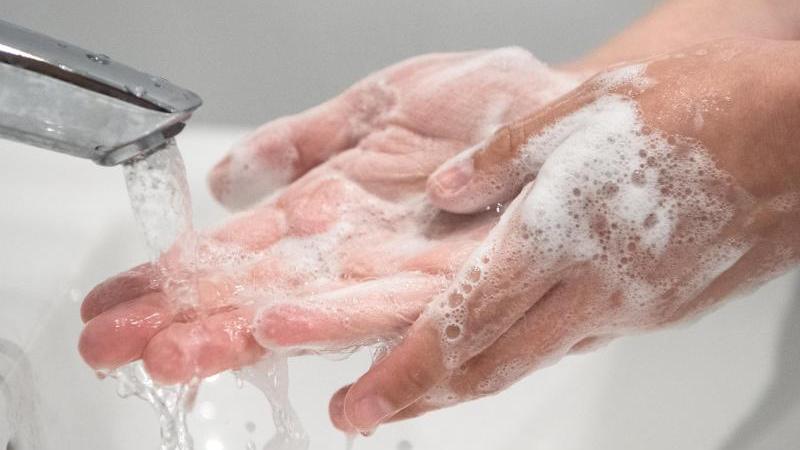 Gründliches Händewaschen zerstört die Hülle der Corona-Viren.