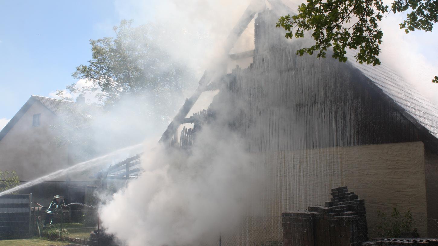 Flammen in Niederndorf: Garagendach fängt Feuer