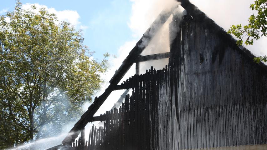 Niederndorf: Garagendach geht in Flammen auf