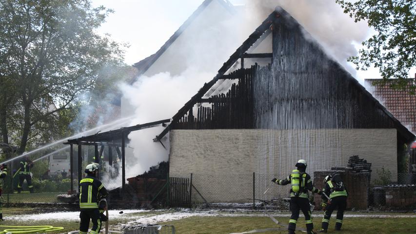 Niederndorf: Garagendach geht in Flammen auf