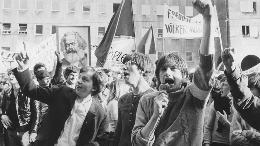 5000 Nürnberger, meist Jugendliche, marschierten mit bei der großen Demonstration des Vietnam-Komitees. Sie führte in den späten Nachmittagsstunden vom Kornmarkt über den Bahnhofsplatz zum Egidienplatz und endete in einer kleinen Kundgebung.
 
 Hier geht es zum Artikel vom 15. Mai 1970: 5000 bei Demonstrationen
 
  