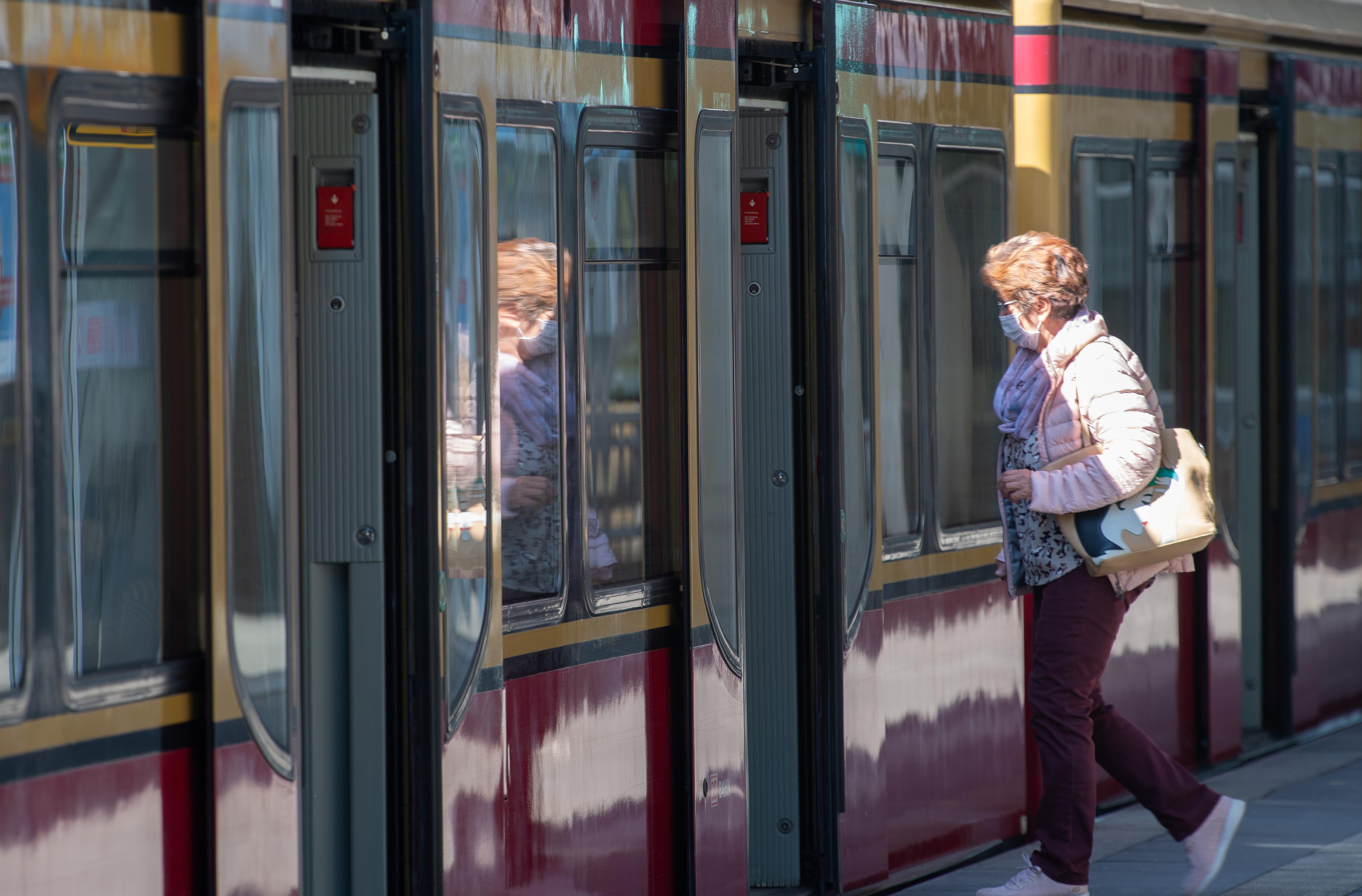 Angst Vor Corona Fahrgastzahlen Bei Bus Und Bahn Brechen Ein Politik Nordbayern De
