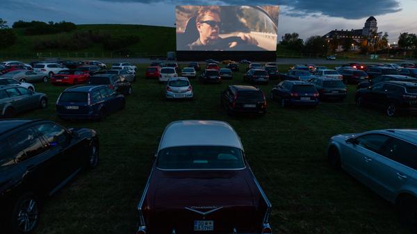 Die Grundvoraussetzung, um ein Autokino zu besuchen, dürfte wohl jedem klar sein: Man braucht einen Pkw. Viele Veranstalter schreiben allerdings zusätzlich vor, wie viele Erwachsene und Kinder pro Auto zugelassen sind. Die Regeln sollte man vorher besser checken.