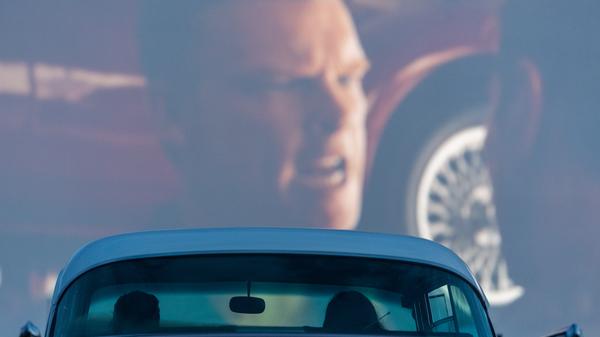 Zu einem echten Kinofilmerlebnis gehört Naschen dazu. Einige Veranstalter bieten an, bei der Buchung des Tickets direkt ein Snackpaket mitzubestellen. Andere verkaufen dagegen weder Getränke noch andere Snacks. Wer also auf Nummer sicher gehen will, der sollte sich unbedingt vorab gut mit Naschereien eindecken.