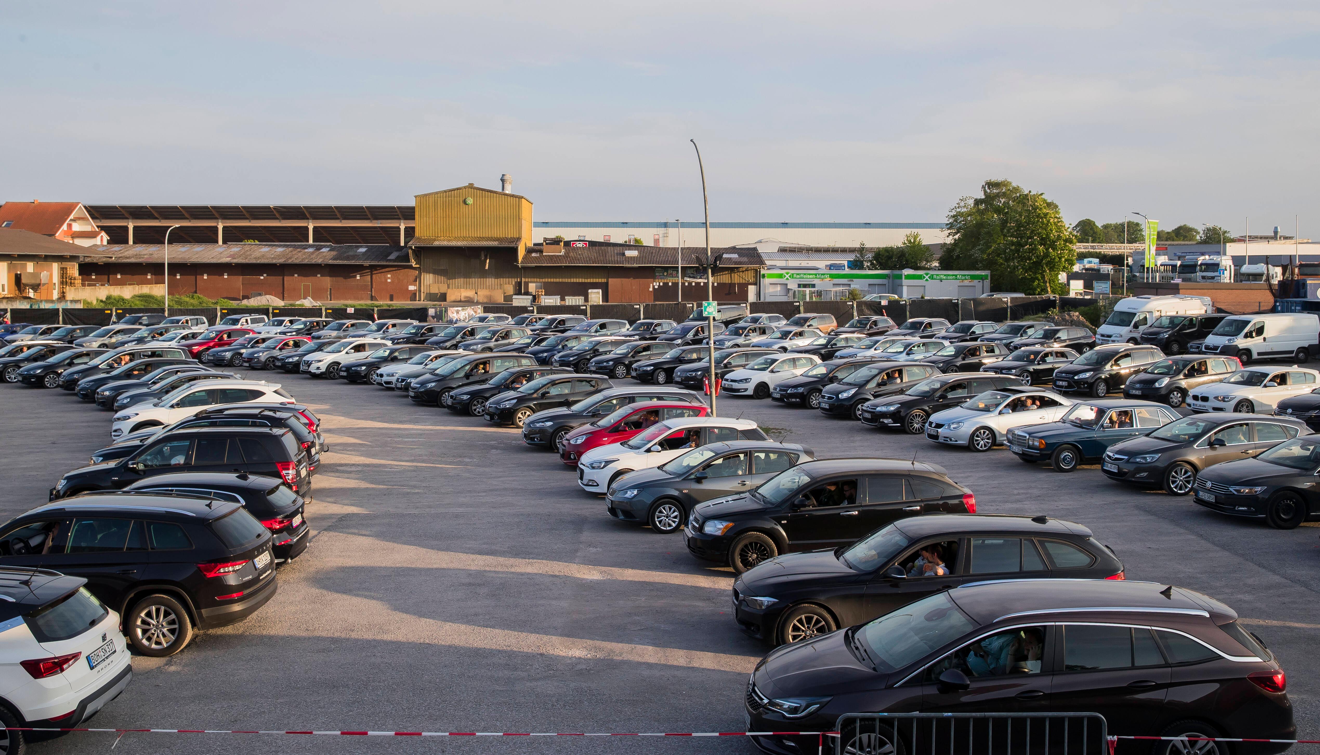 Nach der neuen Corona Schutzverordnung §3 Absatz 7 müssen alle Cabrios geschlossen bleiben. Allerdings: Fenster darf man öffnen. Ein bisschen warme Sommerabend-Brise ist also durchaus drin.