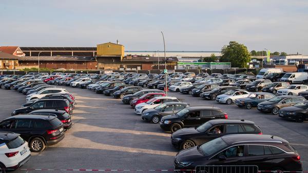 Nach der neuen Corona Schutzverordnung §3 Absatz 7 müssen alle Cabrios geschlossen bleiben. Allerdings: Fenster darf man öffnen. Ein bisschen warme Sommerabend-Brise ist also durchaus drin.