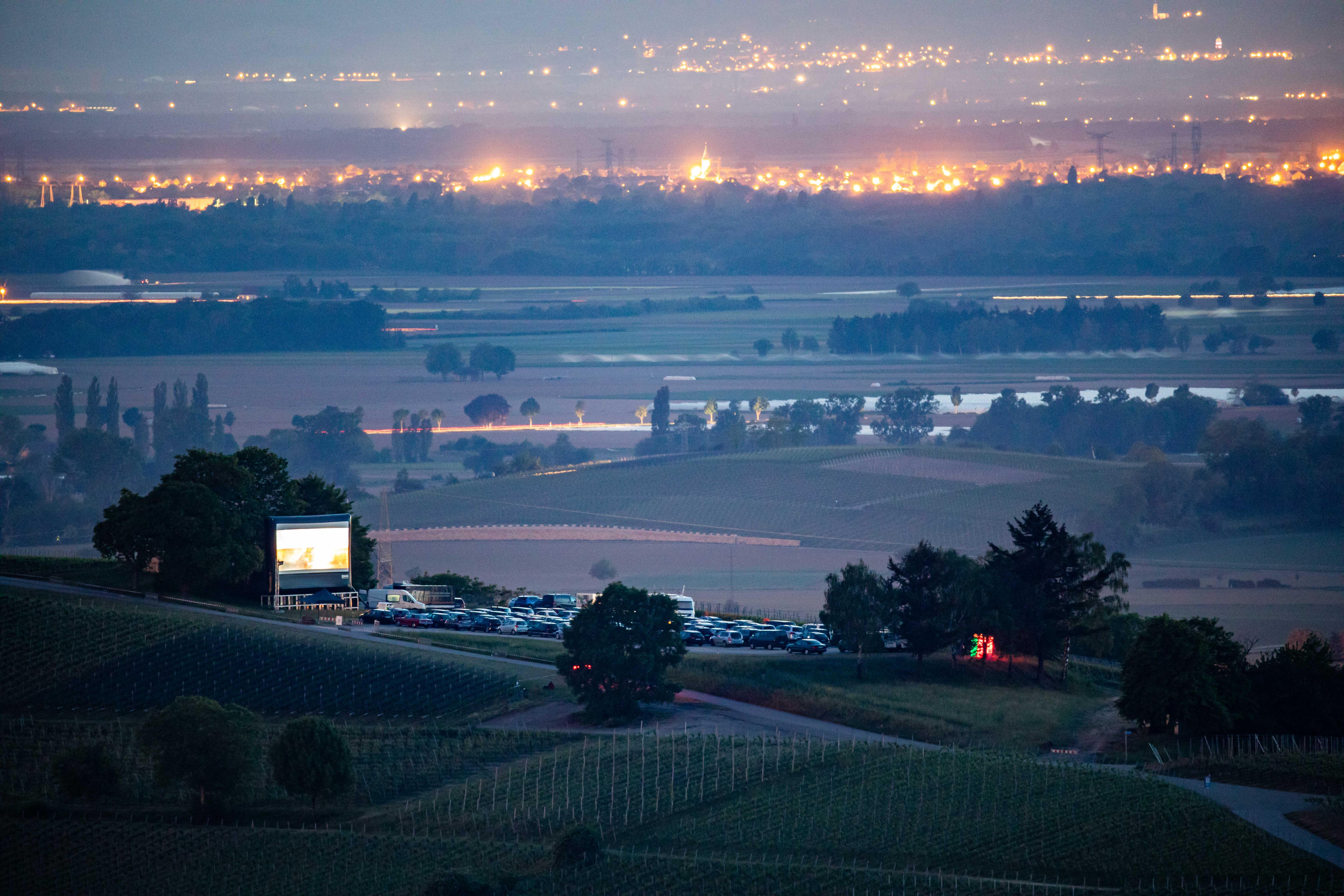 Zum Film gehört natürlich auch Ton. Damit der nicht mit riesigen Boxen über das ganze Gelände laufen muss, bedienen sich die Veranstalter bestimmter UKW Frequenzen, die sie vorab bekannt geben. Wichtig dabei: Am besten schon vorab klären, wie das Autoradio auch mit ausgeschalteter Zündung funktioniert und wie man die UKW Frequenz einstellt.