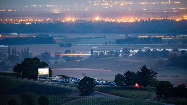 Zum Film gehört natürlich auch Ton. Damit der nicht mit riesigen Boxen über das ganze Gelände laufen muss, bedienen sich die Veranstalter bestimmter UKW Frequenzen, die sie vorab bekannt geben. Wichtig dabei: Am besten schon vorab klären, wie das Autoradio auch mit ausgeschalteter Zündung funktioniert und wie man die UKW Frequenz einstellt.