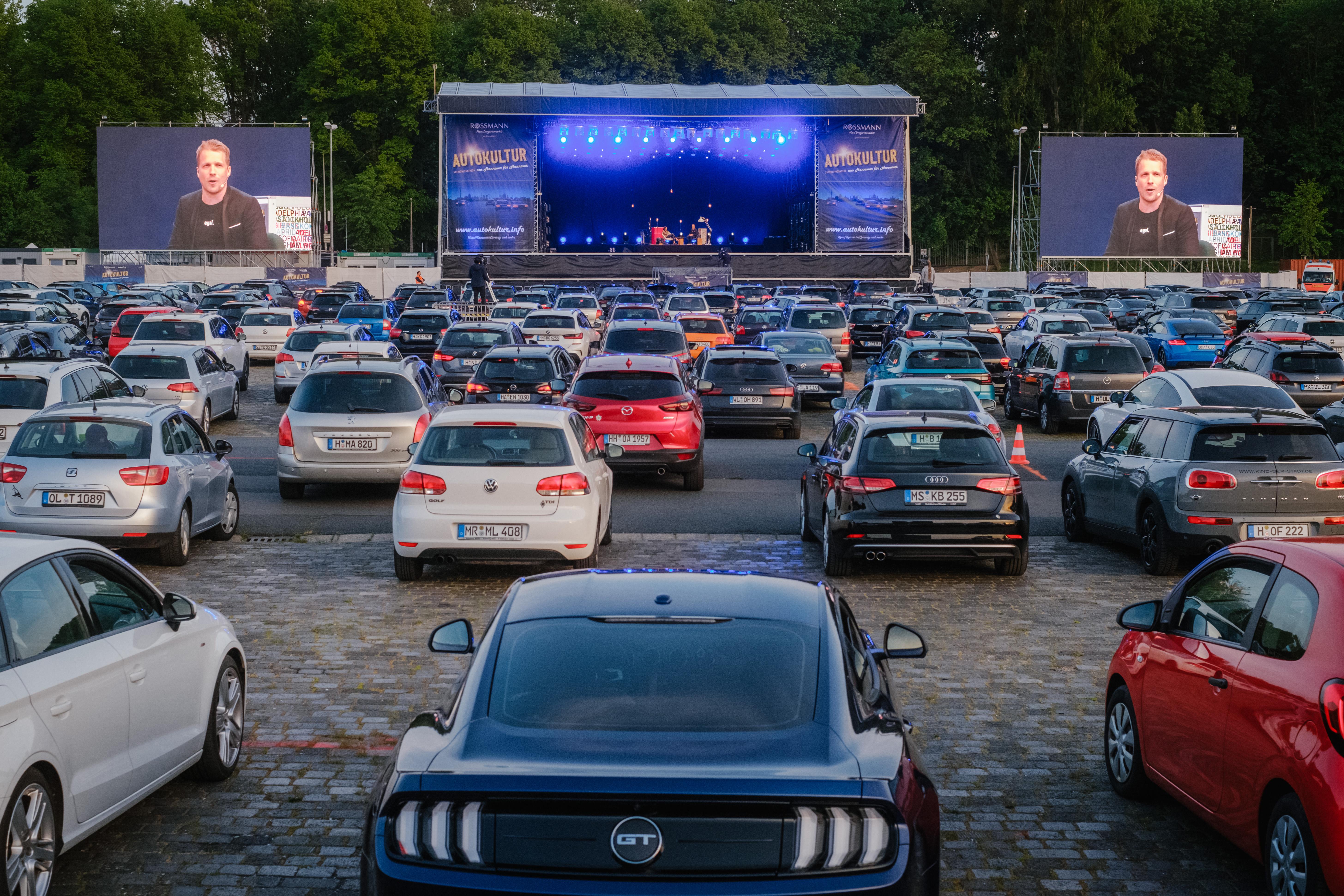 So ein Film kann schon mal länger dauern, teilweise bis zu zweieinhalb Stunden. Um die Batterie zu schonen, ist es aber nicht unbedingt die beste Idee die Standheizung einzuschalten. Sollten für den Autokinoabend also keine sommerlichen Temperaturen bis in die Nacht hinein angekündigt sein, ist eine kuschelige Decke als Backup sinnvoll. Extra Tipp: Kissen im Nacken erhöhen zudem den Gemütlichkeitsfaktor.