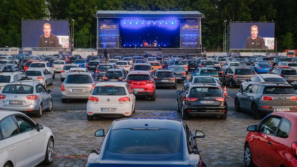 So ein Film kann schon mal länger dauern, teilweise bis zu zweieinhalb Stunden. Um die Batterie zu schonen, ist es aber nicht unbedingt die beste Idee die Standheizung einzuschalten. Sollten für den Autokinoabend also keine sommerlichen Temperaturen bis in die Nacht hinein angekündigt sein, ist eine kuschelige Decke als Backup sinnvoll. Extra Tipp: Kissen im Nacken erhöhen zudem den Gemütlichkeitsfaktor.