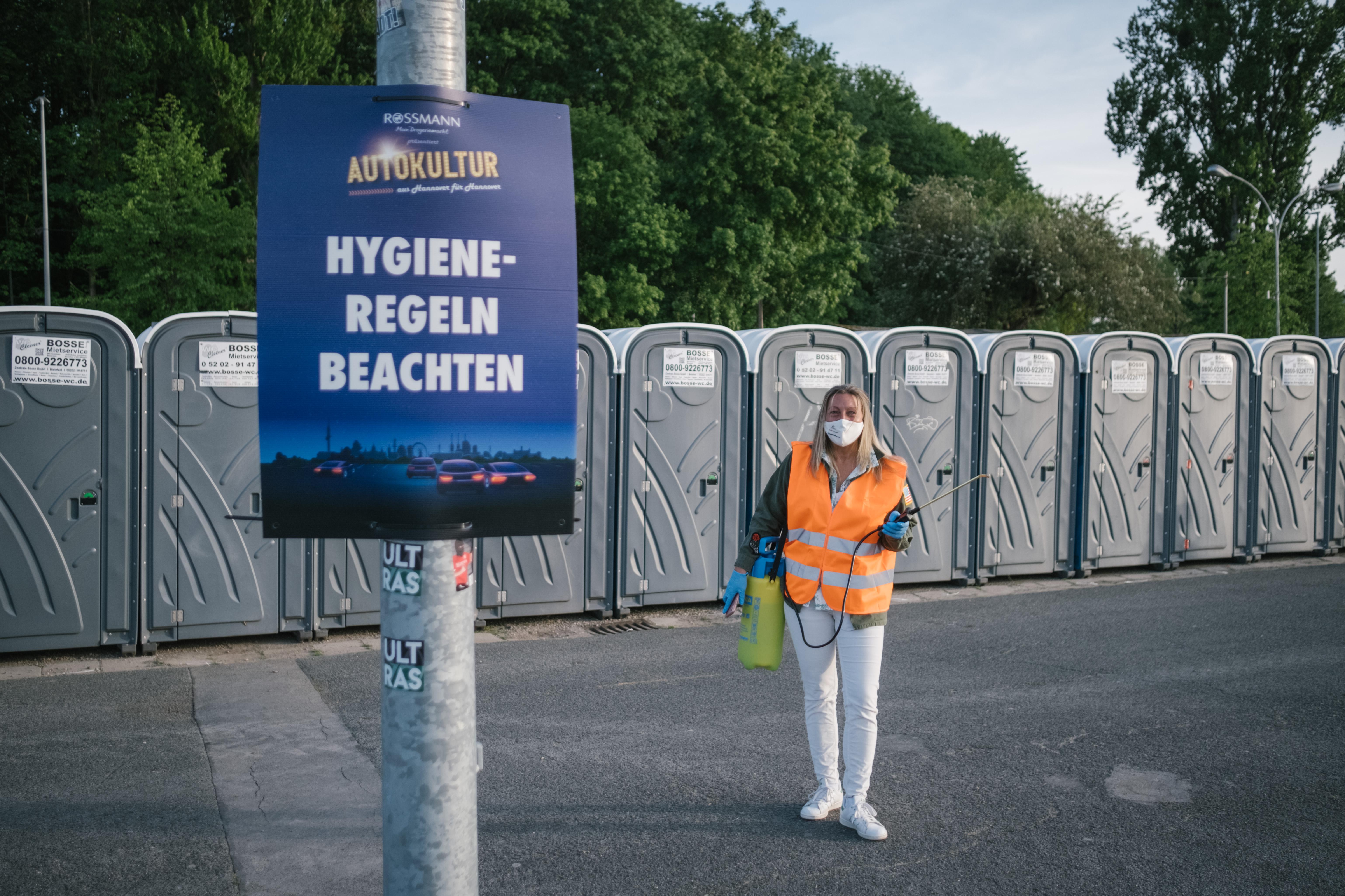 Durch die aktuell anhaltenden Corona-Krise schreiben viele Veranstalter vor, dass die Gäste während der gesamten Zeit im Auto bleiben müssen. Das heißt natürlich nicht, dass man nicht zwischendurch auf die Toilette darf. Klohäuschen stehen eigentlich überall bereit, dürfen allerdings nur mit Maske betreten werden.