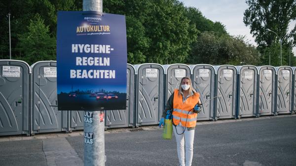 Durch die aktuell anhaltenden Corona-Krise schreiben viele Veranstalter vor, dass die Gäste während der gesamten Zeit im Auto bleiben müssen. Das heißt natürlich nicht, dass man nicht zwischendurch auf die Toilette darf. Klohäuschen stehen eigentlich überall bereit, dürfen allerdings nur mit Maske betreten werden.