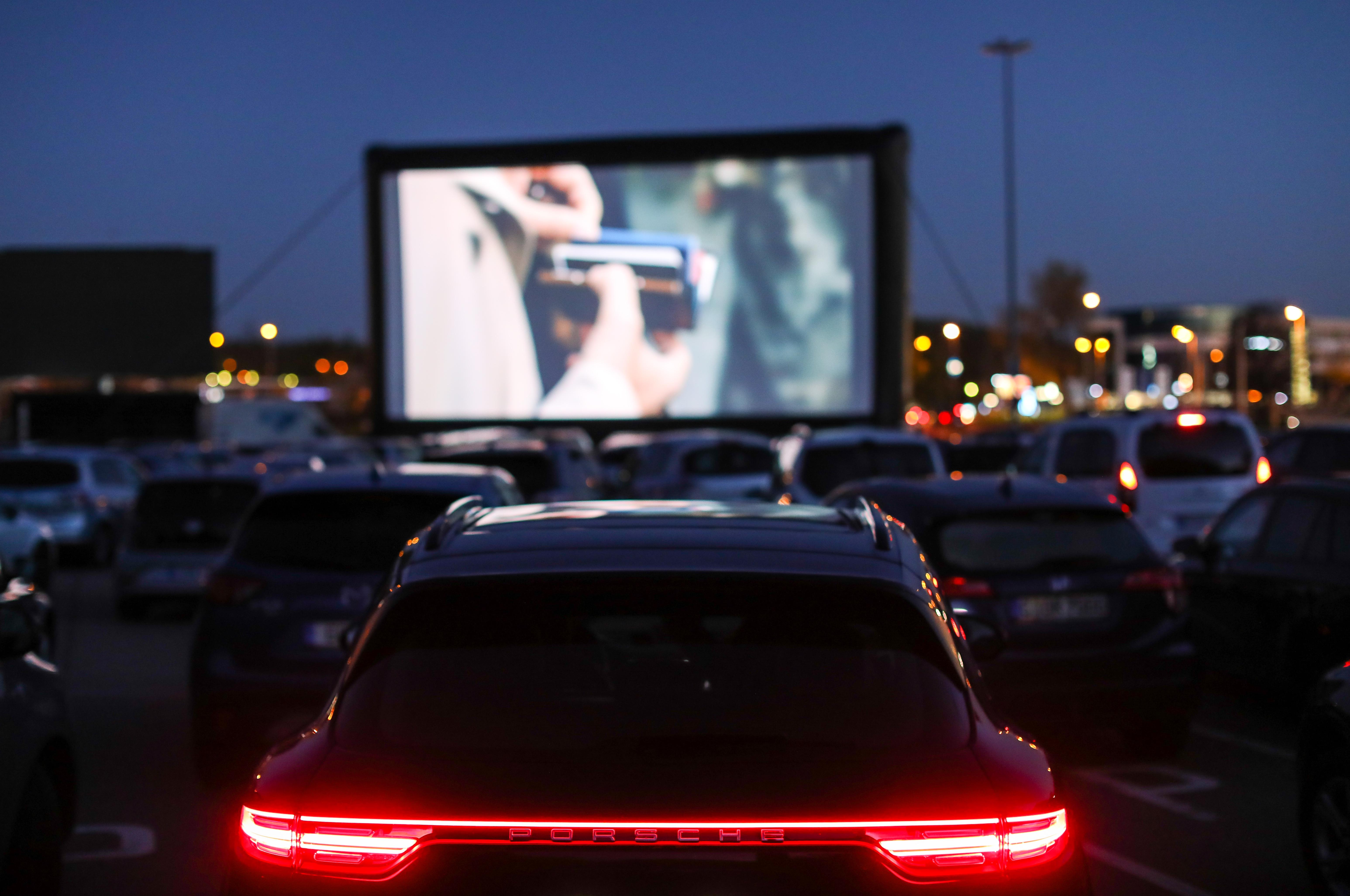 Um das ganze noch gemütlicher zu machen, kann man für das Autokinoerlebnis durchaus auch auf die gemütliche Jogginhose umsteigen. Bitte aber bedenken, dass man zwischendurch die Toilette aufsuchen muss. Übrigens: Auch Nackt-sein ist im Auto per se juristisch nicht verboten, allerdings nur solange man auch im Auto bleibt und sich kein Anderer davon zu sehr gestört fühlt. Gleiches gilt übrigens auch für allerlei sexuelle Handlungen. Annäherungen im Auto sind selbstverständlich erlaubt. Alles was darüberhinaus führt, kann - wenn sich andere gestört fühlen - ebenfalls zu einem saftigen Bußgeld führen.