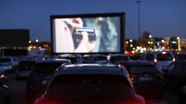 Um das ganze noch gemütlicher zu machen, kann man für das Autokinoerlebnis durchaus auch auf die gemütliche Jogginhose umsteigen. Bitte aber bedenken, dass man zwischendurch die Toilette aufsuchen muss. Übrigens: Auch Nackt-sein ist im Auto per se juristisch nicht verboten, allerdings nur solange man auch im Auto bleibt und sich kein Anderer davon zu sehr gestört fühlt. Gleiches gilt übrigens auch für allerlei sexuelle Handlungen. Annäherungen im Auto sind selbstverständlich erlaubt. Alles was darüberhinaus führt, kann - wenn sich andere gestört fühlen - ebenfalls zu einem saftigen Bußgeld führen.
