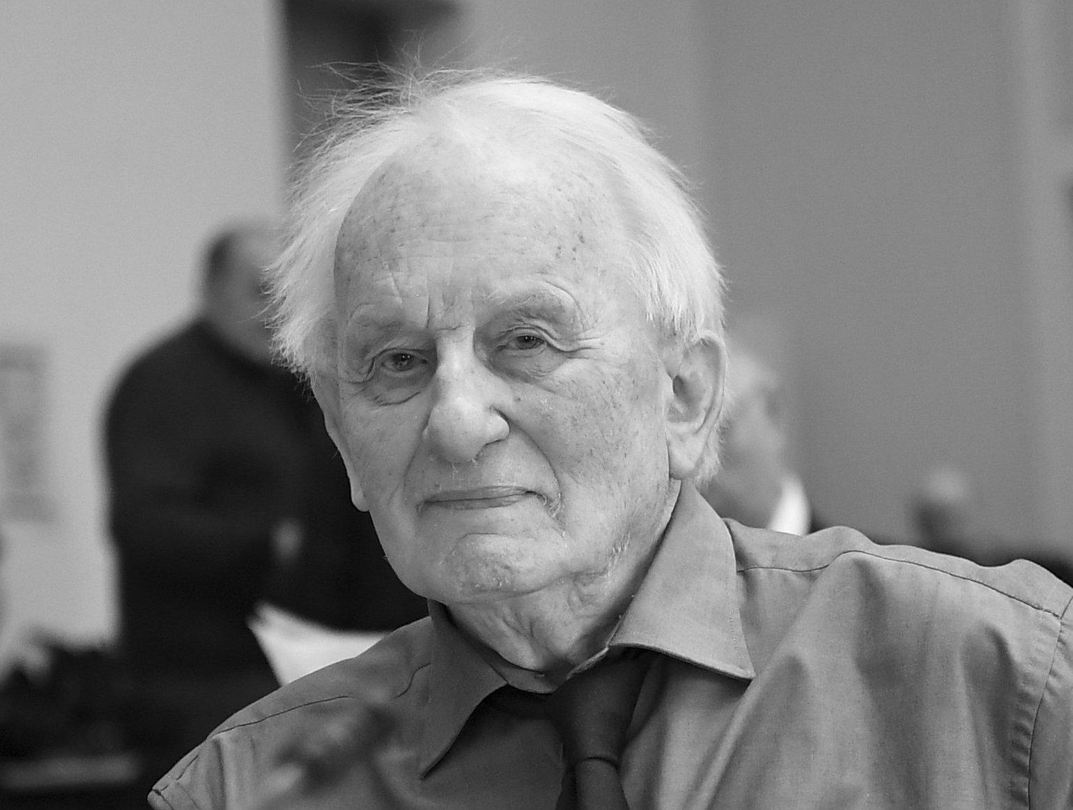 Er galt als einer der wichtigsten deutschen Theaterautoren: Am 13. Mai starb Rolf Hochhuth im Alter von 89 Jahren. Hochhuth gehörte zu den umstrittensten deutschen Theaterautoren der Nachkriegszeit. Bereits sein erstes Schauspiel "Der Stellvertreter" über den Vatikan hatte für Kontroversen gesorgt. Darin gab er der katholischen Kirche eine Mitschuld am Holocaust. 