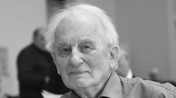 Er galt als einer der wichtigsten deutschen Theaterautoren: Am 13. Mai starb Rolf Hochhuth im Alter von 89 Jahren. Hochhuth gehörte zu den umstrittensten deutschen Theaterautoren der Nachkriegszeit. Bereits sein erstes Schauspiel "Der Stellvertreter" über den Vatikan hatte für Kontroversen gesorgt. Darin gab er der katholischen Kirche eine Mitschuld am Holocaust.