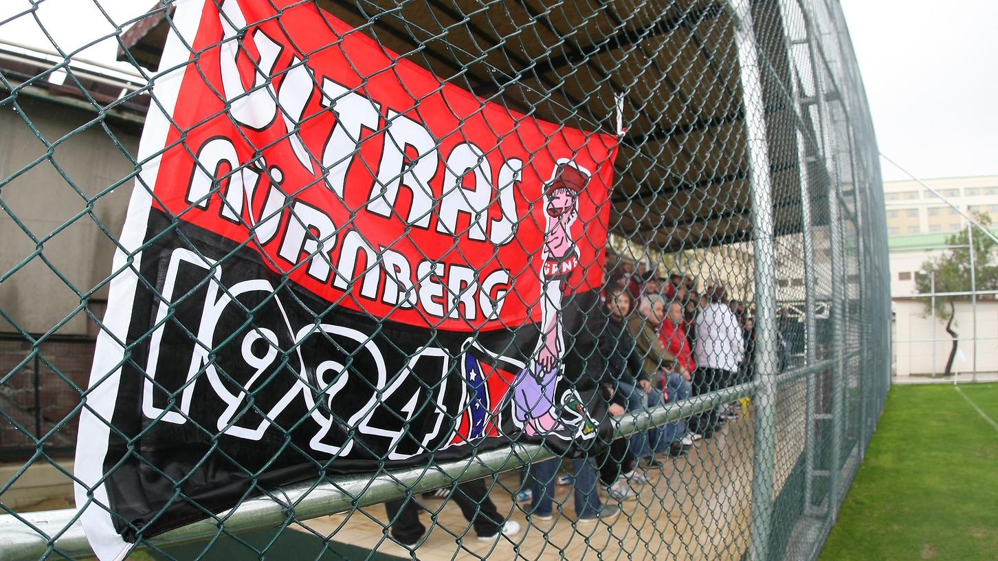 Ausgeschlossen, aber auch kein Interesse: Die Club-Ultras sind gegen die Fortsetzung des Liga-Betriebs in Form von Geisterspielen. Ausgeschlossen, aber auch kein Interesse: Die Club-Ultras sind gegen die Fortsetzung des Liga-Betriebs in Form von Geisterspielen.