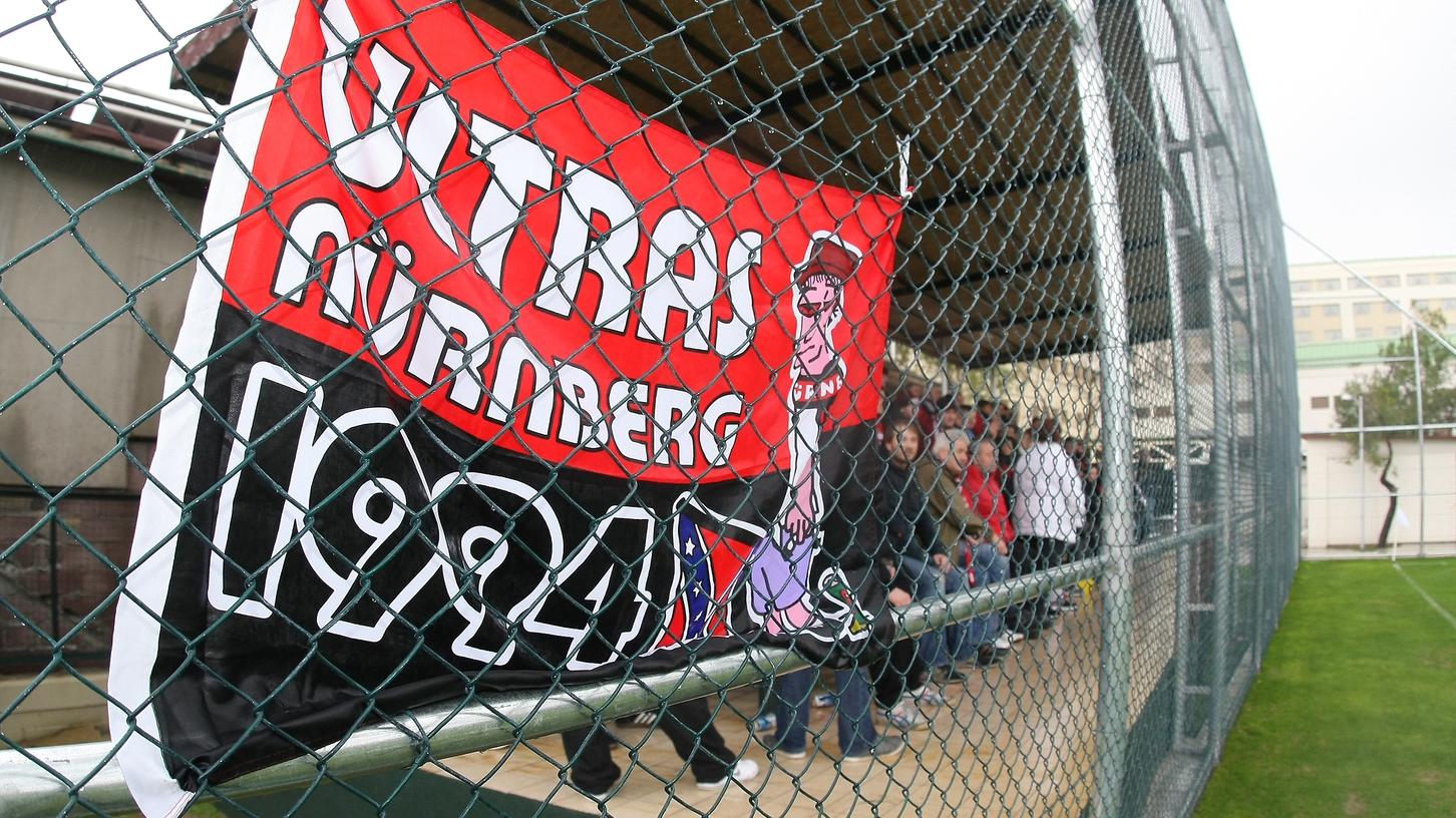 Totentanz statt Fußball-Gaudi: Ultras unterstützen Protest