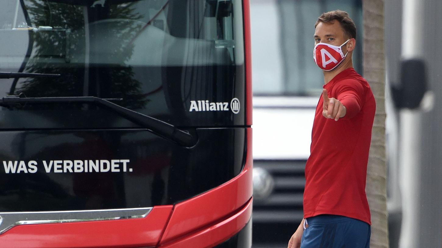 "Wenn wir uns an die Richtlinien halten, wie wir das tun, dann ist das ein ganz anderes Bild": Manuel Neuer, vorbildlich mit Mundschutz.