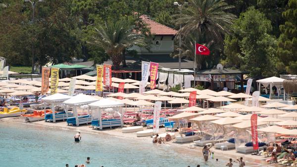 Die Türkei (3. Platz) war auch wegen des guten Preis-Leistungs-Verhältnisses eines unserer liebsten Pauschalreiseländer. Der Inlandstourismus beginnt Ende Mai, dann dürfen Asiaten und Russen einreisen und ab Mitte Juni sollen wieder Flüge ab Deutschland starten - vermutlich nicht gleich ab Nürnberg, aber unter anderem ab München. Ankommende Gäste werden voraussichtlich noch am Flughafen auf Corona getestet, dürfen aber ins Hotel, wo sie gegebenenfalls von einem positiven Ergebnis unterrichtet werden. Andere Meldungen besagen, dass die Hotels selbst eine Temperaturmessung vornehmen und Gesichtsmasken verteilen. Erst dürfen Unterkünfte nur 60 Prozent Auslastung haben, Zimmer werden nach Abreise desinfiziert und müssen zwölf Stunden leer bleiben. An den Mittelmeerstränden stehen nur noch halb so viele Liegen. Hier im Urlaubsort Kemer.