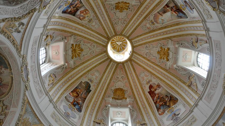 Die Kuppel der Wallfahrtskirche Maria Hilf in Freystadt zieht den Blick der Besucher nach oben - und der lohnt sich.