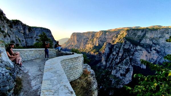 In Griechenland - im Bild die Vikos-Schlucht in Epirus - ist die Inzidenz stark auf unter 35 gesunken. Bisher wurde noch kein Fall der Delta-Variante des Coronavirus nachgwiesen, das kann sich aber noch ändern. Es kann auch daran liegen, dass Griechenland nur wenige positive Corona-Fälle auch auf Mutationen untersucht. Seit letztem Wochenende gilt das Land nicht mehr als Corona-Risikogebiet. Quarantänemaßnahmen entfallen nach der Rückkehr. Einreisende müssen einen negativen Corona-Test vorlegen oder nachweislich durchgeimpft oder genesen sein.