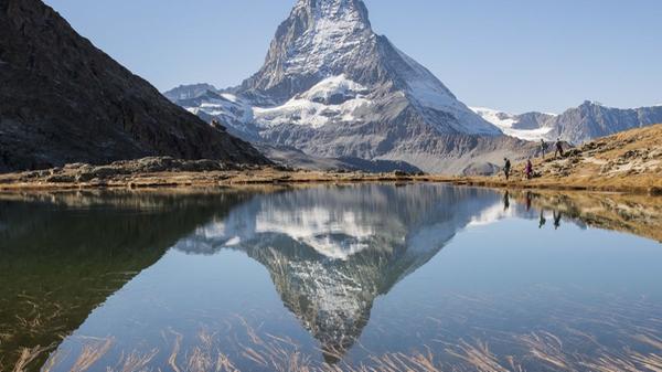 Seit 11. Mai sind in der Schweiz Geschäfte, Museen und Restaurants wieder offen, allerdings gelten auch hier strenge Abstandsregeln. Ab 8. Juni sollen Hotels für alle öffnen und die Bahnen wieder laufen. Die Schweizer Grenzen werden weiterhin stark kontrolliert. Die Einreise ist für Personen, die ihre Lebenspartnerinnen und Lebenspartner oder ihre Verwandten besuchen oder an wichtigen Familienanlässen teilnehmen wollen, ist wieder erlaubt, ansonsten gilt allerdings nach wie vor ein Einreiseverbot.