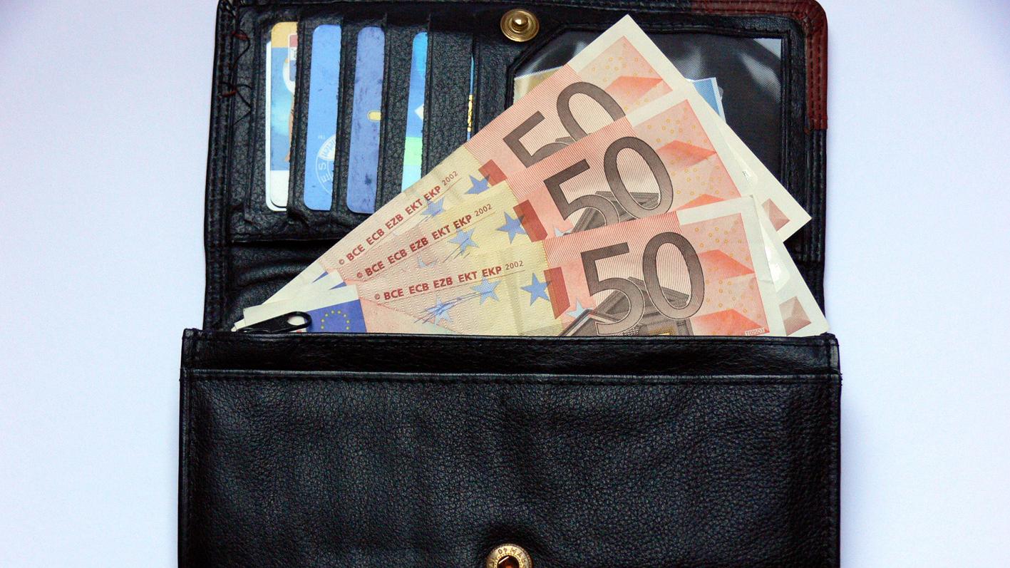 Die Polizisten konnten auf der Straße nur 2100 Euro von ursprünglich 4000 Euro einsammeln.
Die Polizisten konnten auf der Straße nur 2100 Euro von ursprünglich 4000 Euro einsammeln.