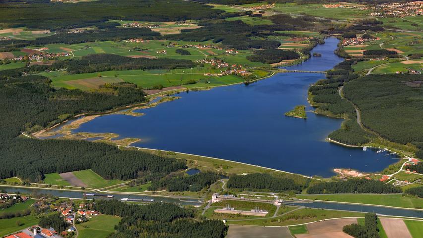 Im fränkischen Seenland gibt es wahrlich eine große Auswahl an Seen. Am Altmühlsee, dem Brombachsee oder dem Rothsee kann man neben Wassersport auch hervorragend radeln und laufen. Da wohnen, wo andere Urlaub machen!