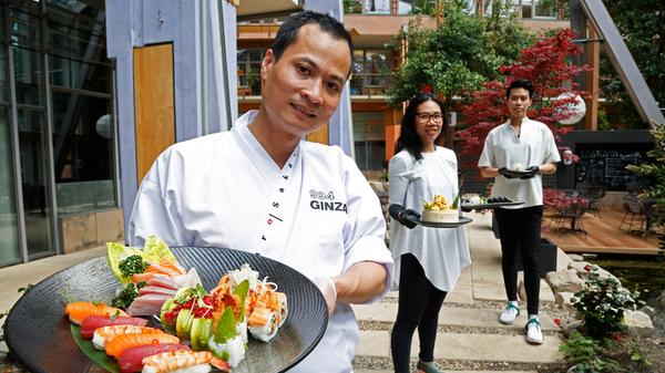 Noch kein Jahr alt, aber unter den Sushi-Liebhabern der Region schon bekannt und geschätzt: 68 Stimmen gehen für das 994 Ginza in Nürnberg ein. Damit belegt das Lokal Platz sieben im Uservoting. Sushi, Nikkei-Küche, ein Mix aus japanischen und peruanischen Spezialitäten und "Izakaya", also feine, asiatische "Tapas" stehen auf der Speisekarte des Restaurants 994 Ginza. Aufgrund der Corona-Krise fiel die Eröffnungs-Party ins Wasser - Takeaway wurde dafür schon seit Beginn angeboten. Auch eine Lieferoption bietet das Restaurant. Weitere Informationen zum 994 Ginza erhalten Sie in unserem Gastro-Guide.