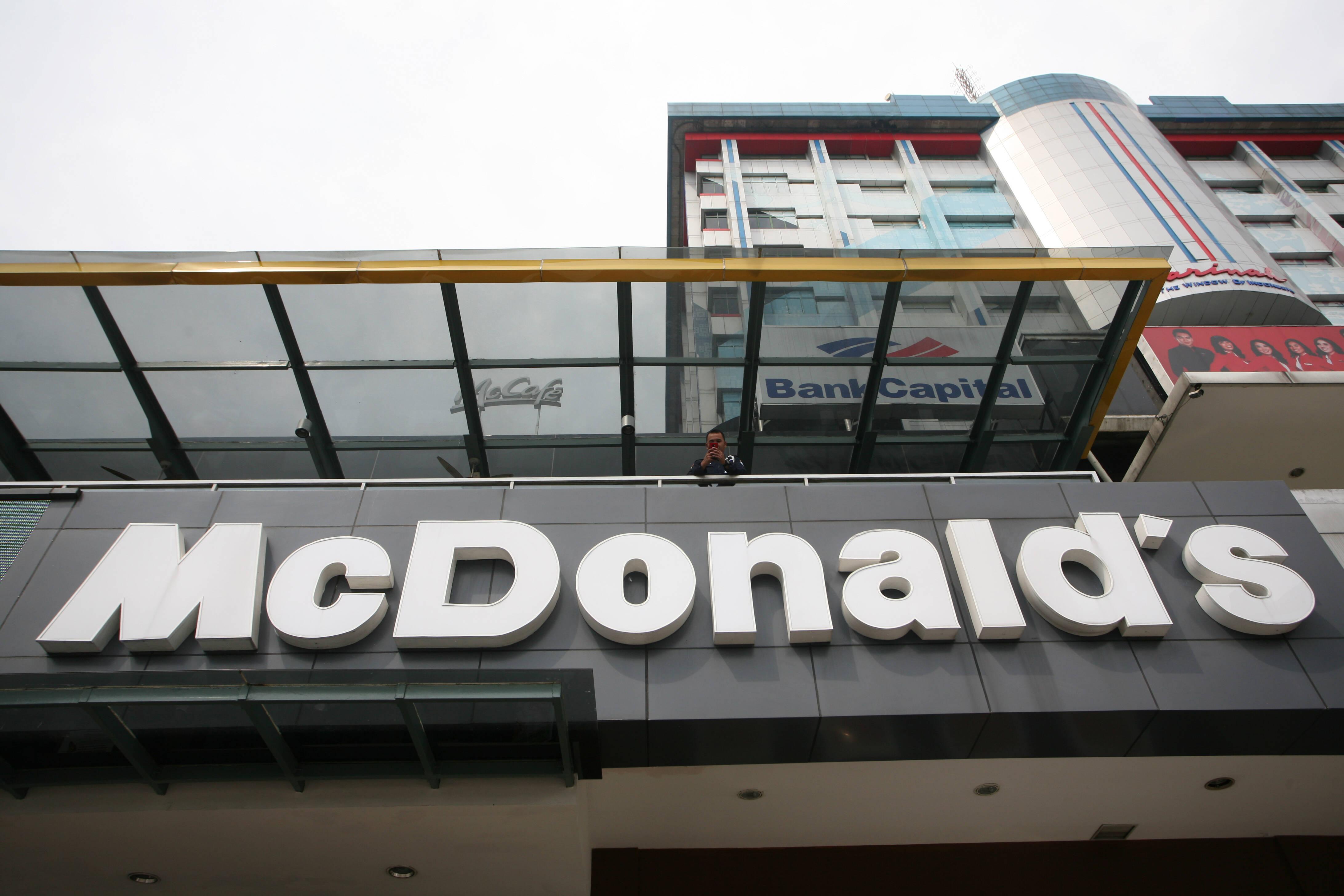 McDonald's verkaufte ursprünglich gar keine Burger, sondern BBQ-Food, als die Brüder Maurice und Richard McDonald die erste Filiale in Kalifornien eröffneten. Erst 1948 stellten sie auf Pommes, Kuchen und Burger um und wurden dafür bekannt. Seit 1971 gibt es McDonald's auch in Deutschland.