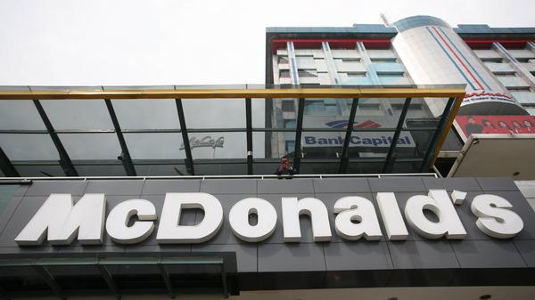 McDonald's verkaufte ursprünglich gar keine Burger, sondern BBQ-Food, als die Brüder Maurice und Richard McDonald die erste Filiale in Kalifornien eröffneten. Erst 1948 stellten sie auf Pommes, Kuchen und Burger um und wurden dafür bekannt. Seit 1971 gibt es McDonald's auch in Deutschland.