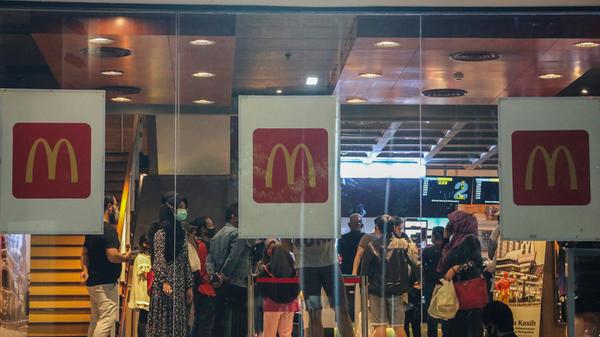 1986 erstelle das Wirtschaftsmagazin "The Economist" zum ersten mal den "Big Mac Index". Er ist bis heute ein Instrument des internationalen Preisvergleichs. Der Preis für einen Big Mac zeigt demnach an, wie hoch die Kaufkraft in den verschiedenen Ländern ist.