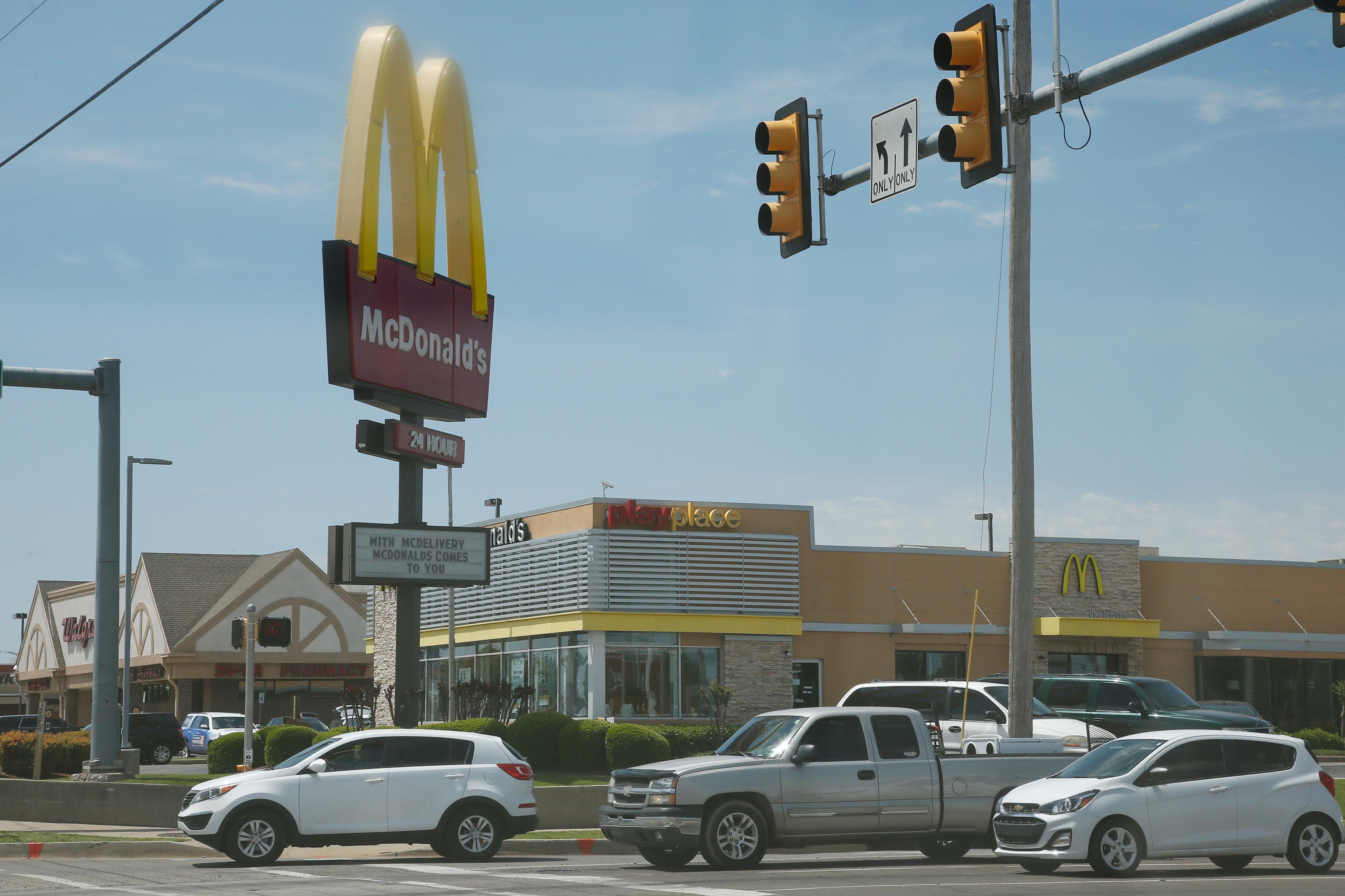 Veggie-Burger gehören auch bei McDonald's seit einigen Jahren zum Sortiment. Allerdings nicht in jedem Land: In den USA gibt es ihn bis heute nicht. In Portugal kann man wiederum einen McBifana und Kabeljau-Salat essen, was in deutschen McDonald's-Filialen nicht möglich ist.