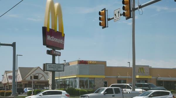 Veggie-Burger gehören auch bei McDonald's seit einigen Jahren zum Sortiment. Allerdings nicht in jedem Land: In den USA gibt es ihn bis heute nicht. In Portugal kann man wiederum einen McBifana und Kabeljau-Salat essen, was in deutschen McDonald's-Filialen nicht möglich ist.