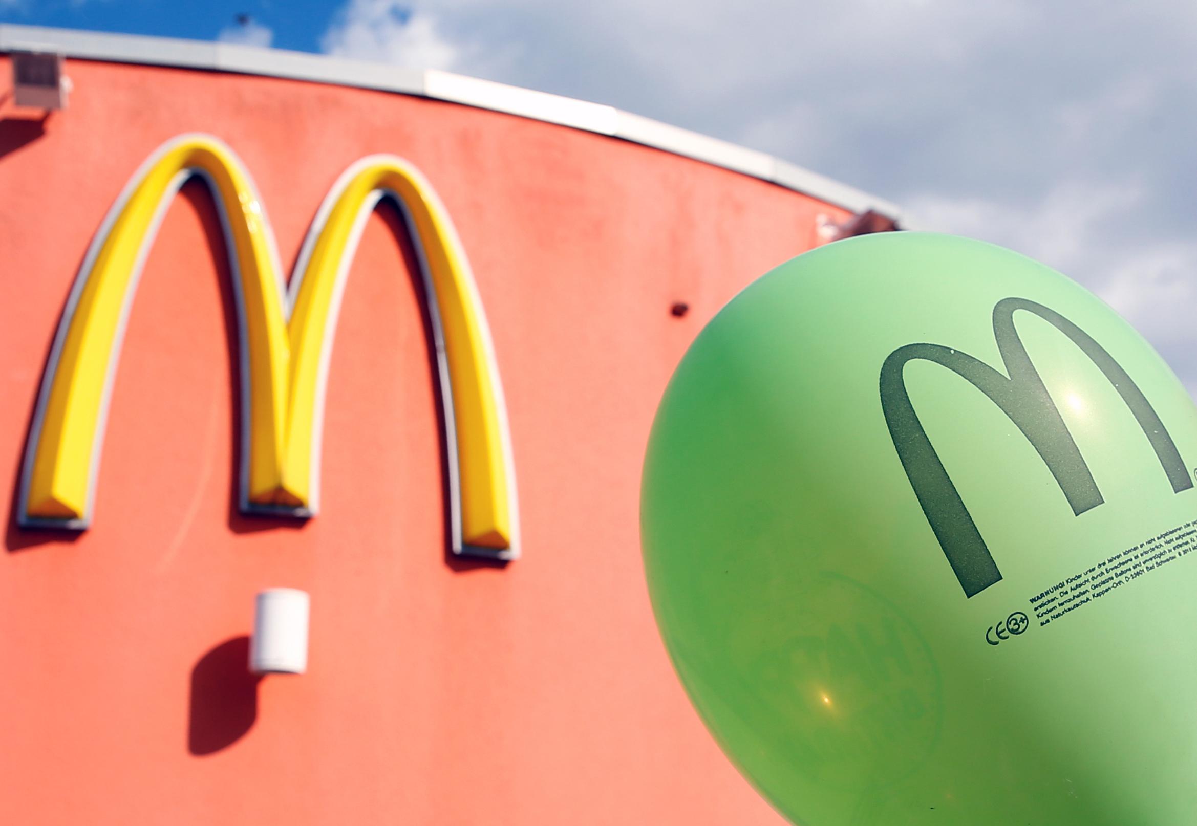 Von den rund 1489 Filialen von McDonald's in Deutschland (Stand 2018) unterhält die Kette weniger als zehn Prozent selbst. Die übrigens sind auf Franchise-Nehmer verteilt, also Einzelhändler die gegen eine Gebühr die Lizenz von McDonald's erwerben. Angeblich sind das zu Beginn bis zu zwei Millionen Euro.
