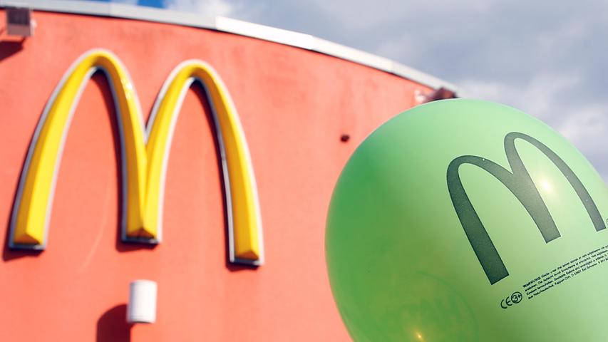 Von den rund 1489 Filialen von McDonald's in Deutschland (Stand 2018) unterhält die Kette weniger als zehn Prozent selbst. Die übrigens sind auf Franchise-Nehmer verteilt, also Einzelhändler die gegen eine Gebühr die Lizenz von McDonald's erwerben. Angeblich sind das zu Beginn bis zu zwei Millionen Euro.