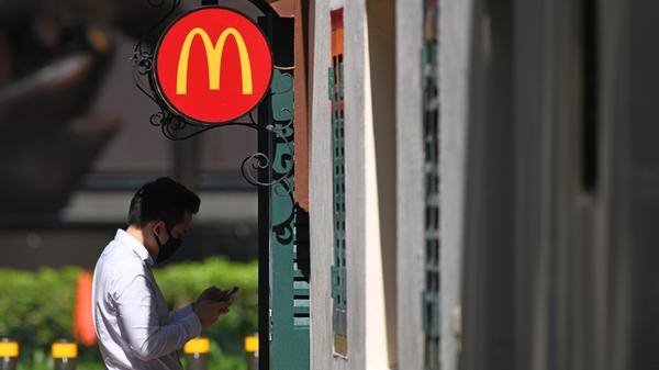 Eigentlich gibt es Frühstück bei McDonald's nur bis 10.30 Uhr, am Sonntag bis 11.30 Uhr. Viele Filialen machen da aber eine Ausnahme: Oft kann man das Frühstück den ganzen Tag über bestellen und auch morgens gibt es schon Burger.