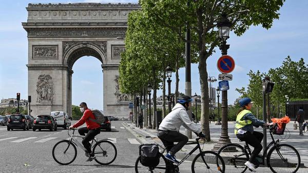 Eigentlich ist das McDonald's-Logo immer gelb – allerdings nicht überall. Damit die Filialen sich besser in die übrige Umgebung einpassen, ist das Zeichen auf der Champs -Elysees in Paris zum Beispiel weiß, in Sedona in Arizona ist das M türkis.