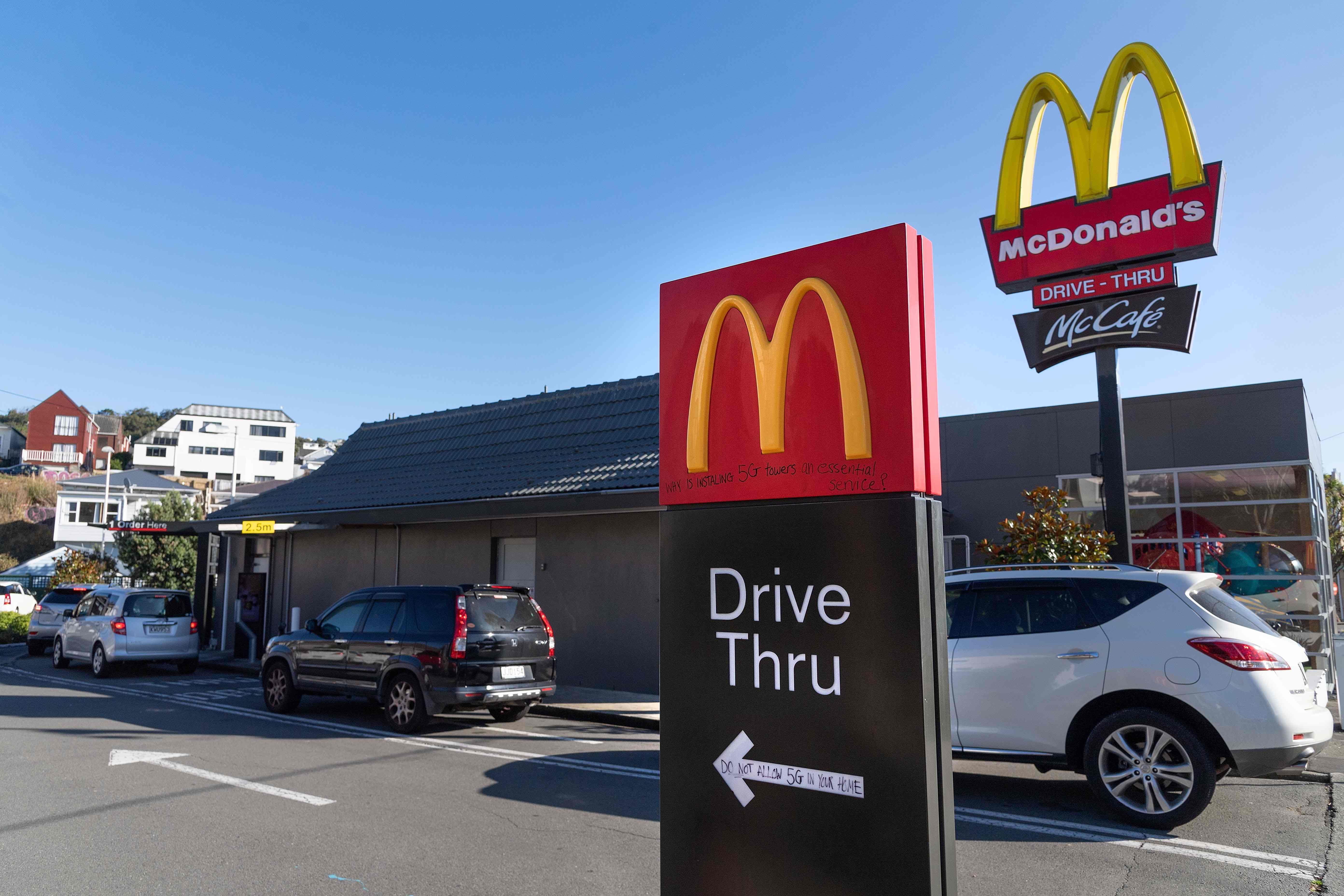 Viele Filialen von McDonald's bieten einen Drive-in-Service an. Das heißt, man kann das gekaufte Essen direkt vom Auto aus bestellen und mitnehmen. Doch es gibt auch Abwandlungen davon: Im schwedischen Skigebiet Lindvallen können Sie direkt auf Skiern ihr Essen bestellen und mitnehmen. In Hamburg können Sie beim McBoat Ihre Bestellung direkt am Steg abgeben. In Deutschland gibt es 1054 McDrive Restaurants.