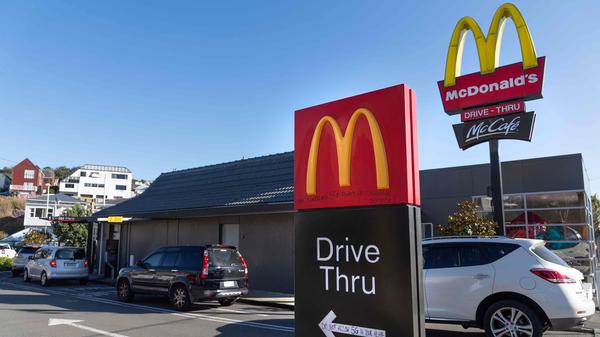 Viele Filialen von McDonald's bieten einen Drive-in-Service an. Das heißt, man kann das gekaufte Essen direkt vom Auto aus bestellen und mitnehmen. Doch es gibt auch Abwandlungen davon: Im schwedischen Skigebiet Lindvallen können Sie direkt auf Skiern ihr Essen bestellen und mitnehmen. In Hamburg können Sie beim McBoat Ihre Bestellung direkt am Steg abgeben. In Deutschland gibt es 1054 McDrive Restaurants.