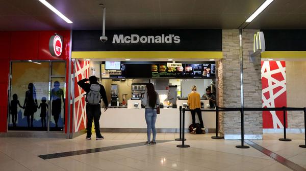 Im Jahr 2011 zog der britische TV-Koch Jamie Oliver gegen den Burger-Riesen vor Gericht. Seine Anschuldigung: Die Burger würden kein frisches Fleisch, sondern nur billige Fleischreste und Ammoniak enthalten. Tatsächlich gewann Oliver auch gegen den Fast-Food-Giganten: Das Unternehmen musste daraufhin seine Burger-Rezeptur in den USA ändern. Die deutsche Rezeptur betraf der Streit nicht, weil hier ohnehin andere Anforderungen gelten.